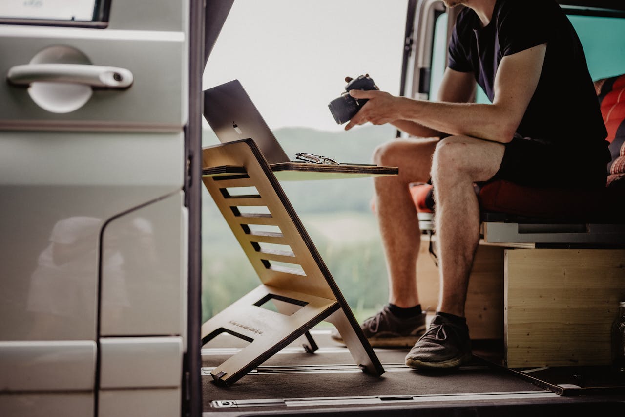 uomo al pc fa smart working in camper